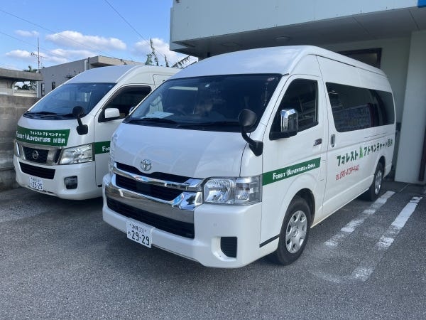 お客様の送迎はハイエースとキャラバンを使用します。