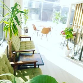 ２階の休憩室は天井が高く開放的です