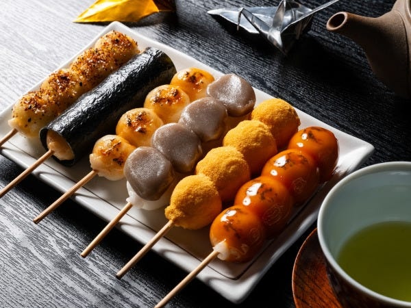 焼きたてのお団子を販売しております！定番の味の種類は ６種類♪