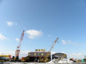 工場とクローラクレーン