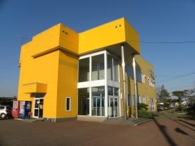 本社建屋 クレーンは黄色 建屋も黄色