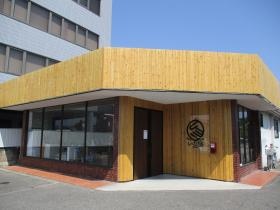 施設の外観。木の温もりを感じる暖かい施設です。