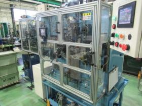 ばねを製造する機械―当社独自の機械です。