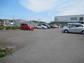 駐車場―本社裏側にあり、舗装された広い駐車場です。