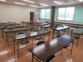 食堂―カップ自販機を設置。お茶は無料です。