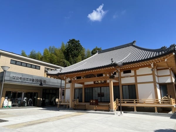 勤務地はお寺になります。写真はあざみ野庭苑のある西勝寺です。