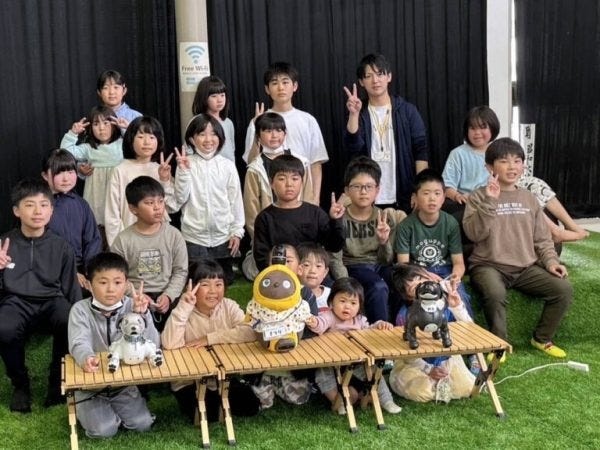 プログラミング体験会を定期的に行い、地域の子供たちとの交流を図っております！弊社エンジニアも参加し、良い息抜きになると評判です！