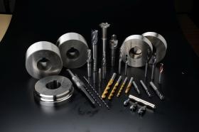 金属を加工するドリルやエンドミル、転造ダイスを作っています