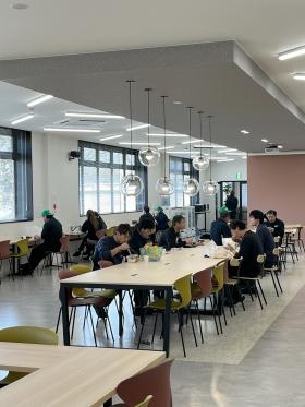 きれいで快適な食堂でリフレッシュ！