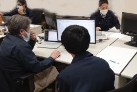 先輩と共同で開発を行います。