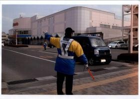 交通誘導・雑踏警備業務 店舗駐車場での車両誘導の様子