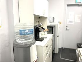 給湯スペースには電子レンジや冷蔵庫があります。