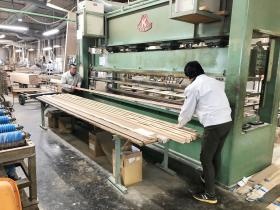 化粧単板のプレス作業です