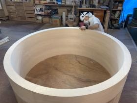 人の大きさ程ある商品を製作中です