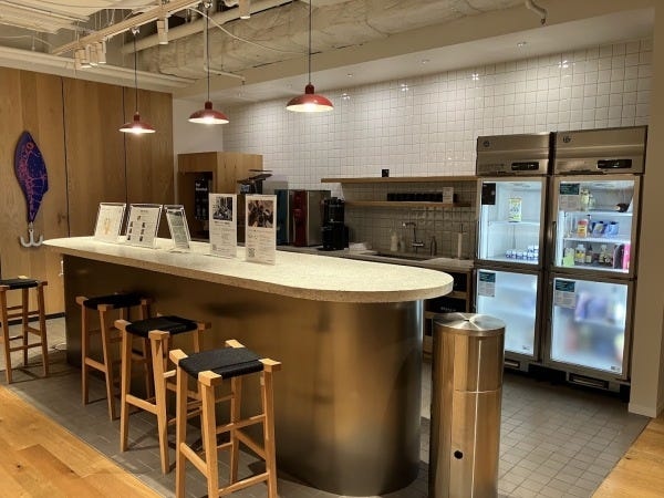 コーヒー、牛乳、緑茶、ウーロン茶、紅茶など飲み放題。16時以降はプレモルやヒューガルデンなどの生ビールも！