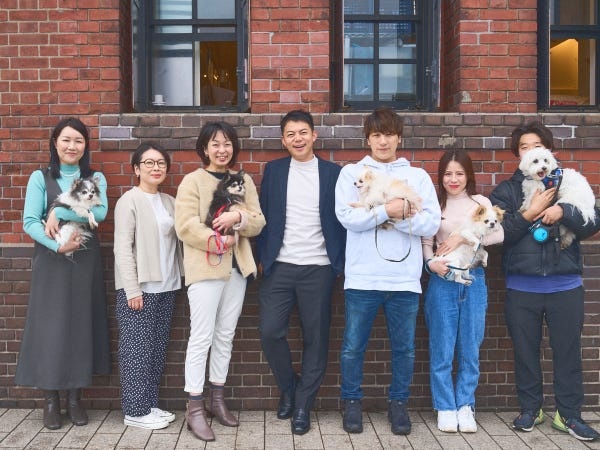 オフィス近くの赤レンガ倉庫にて、社員の集合写真！（代表は中央の男性です）