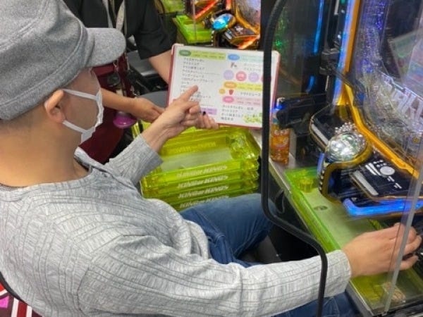メニューをもってお客様の席を回ります。