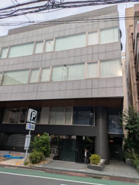 事務所はこのビルの２階です