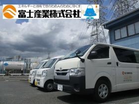 営業車、工事車いずれかに乗りますので普通免許は必須です。