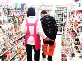 お客様と一緒にお買い物中！