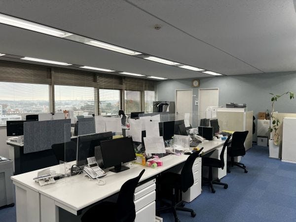 営業部になります。各自にデスクを用意。最上階になります。