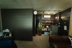 事務所は倉庫内にあり、オシャレです