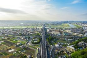 年間休日１２７日、官公庁に準じた完全週休２日制