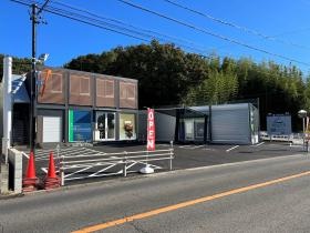 本社横にはガレージを利用したシュミレーションゴルフがあります