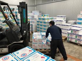 重量物はフォークリフトで作業