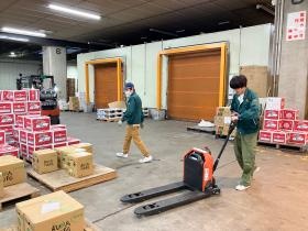 ハンドリフトで荷物を運びます