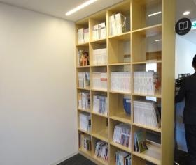 図書コーナー（スタッフ用）