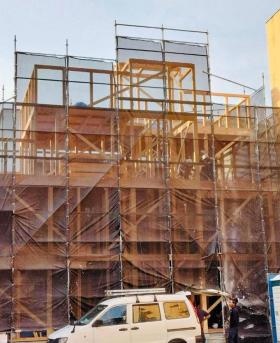 現場配送によって運ばれた、プレカット材で建てられた。