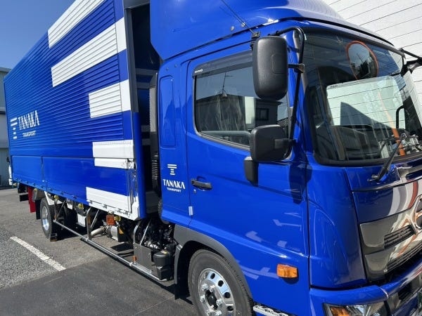 4月から新しいデザインのトラック導入！専属洗車マンのおかげでトラックはいつもピカピカ！運転手だけではなく、お客様からもキレイと好評です！