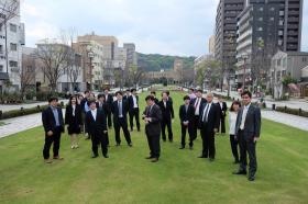 全体会議の前、早く着いた社員を集めて集合写真を撮りました