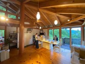 自然に囲まれた事務所の内観