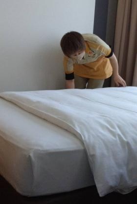 業務課（ベッドメイクの様子です）