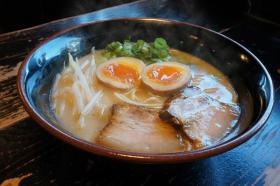 ら～めん幕末の一押し、豚骨ら～めん・煮玉子トッピング