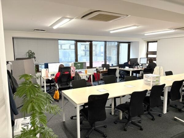 25年10月に事業拡大により原宿に移転しました。広々オフィスです。