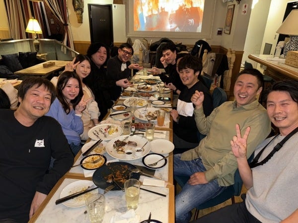 たまにみんなでご飯を食べます。