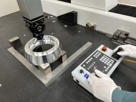 検査員の検査～三次元測定器を用いて～