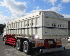 セメント工場等からでるリサイクル品を収集・運搬する車両の写真