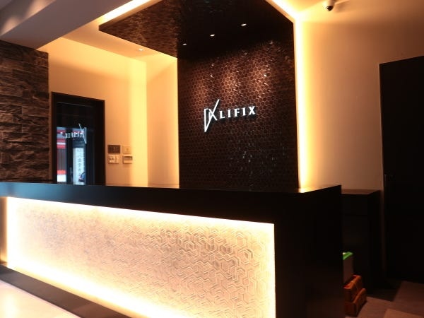 ５階建てのLIFIXは、「美容クリニック」・ 「フィットネスジム」・「ヘルシーカフェ」が融合した施設です。写真は総合受付のカウンターです。