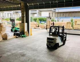 フォークリフトでの積込み作業