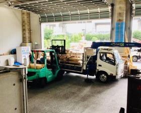 フォークリフトで積込み作業