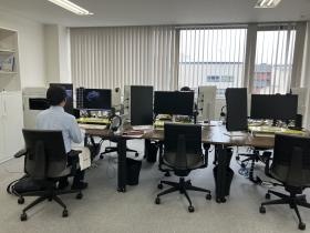 新潟オフィスのデスクエリア。モニター２台で作業しています。