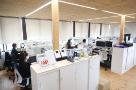 燕本社の仕事フロアです。モニター２台で作業しています。