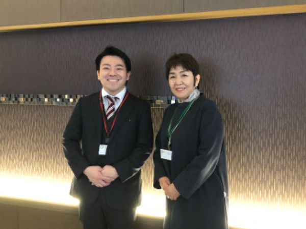 弊社代表の上田（右）と大阪オフィススタッフの田川（左）