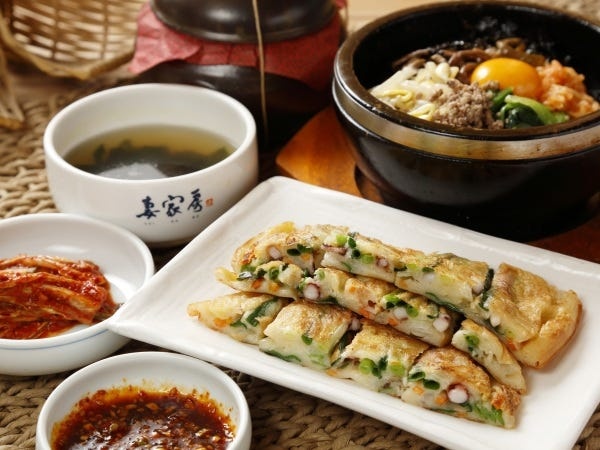 人気メニューの石焼ビビンバ・パチヂミのセット