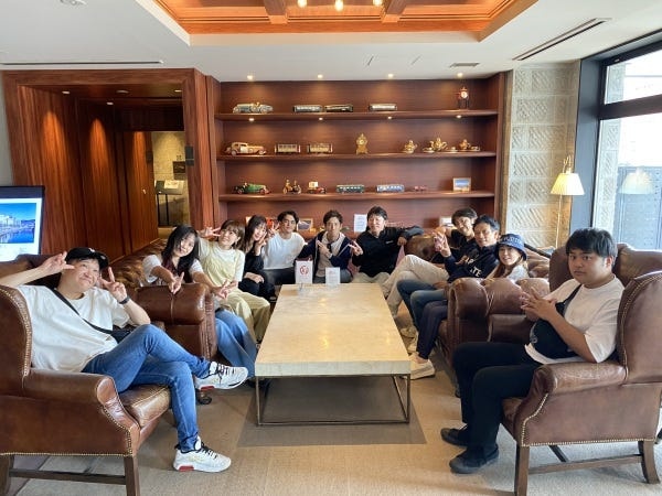 店舗のメンバーです。若いSTAFFが多く楽しく仕事出来ます。（↑