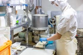 ガンモドキ生地の製造風景